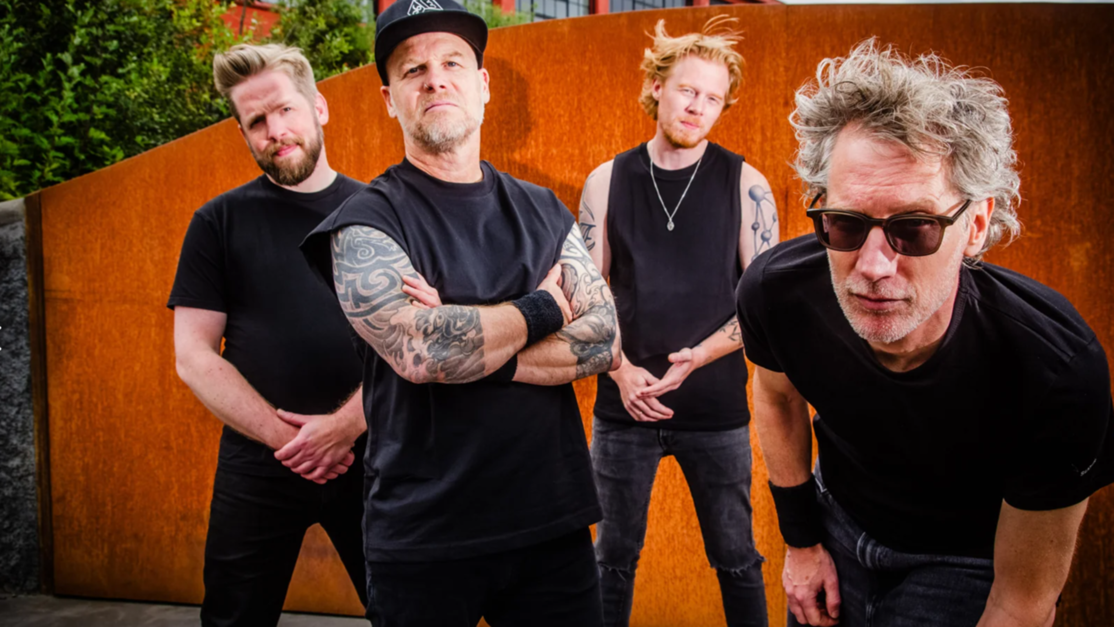 Vroeger draaide Jeroen (40) hun muziek grijs, nu is hij nieuwe bassist van punkband De Heideroosjes: ’Dacht niet dat ik ooit nog op zo’n podium zou mogen staan’